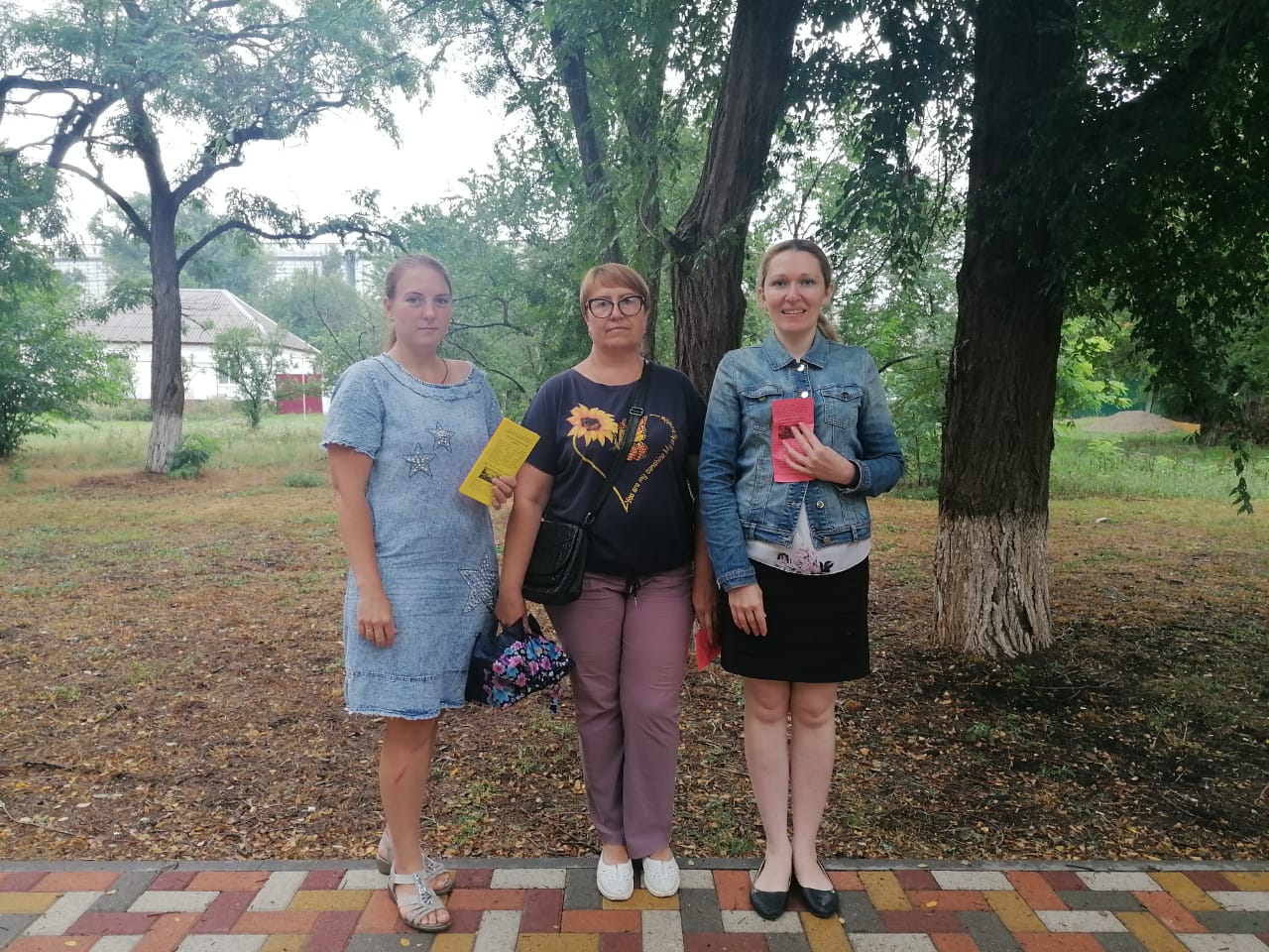 Библиотекари на улице села раздают флаеры  в поддержку российской  операции всем односельчанам.