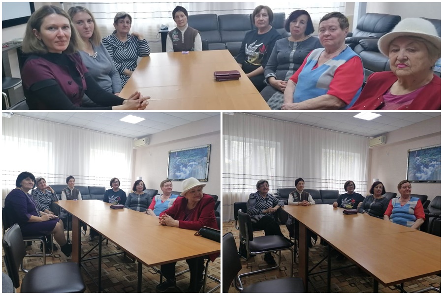 Члены клуба внимательно слушают рассказ о жизни и творчестве писателей И. Ильфа и Е. Петрова.     
