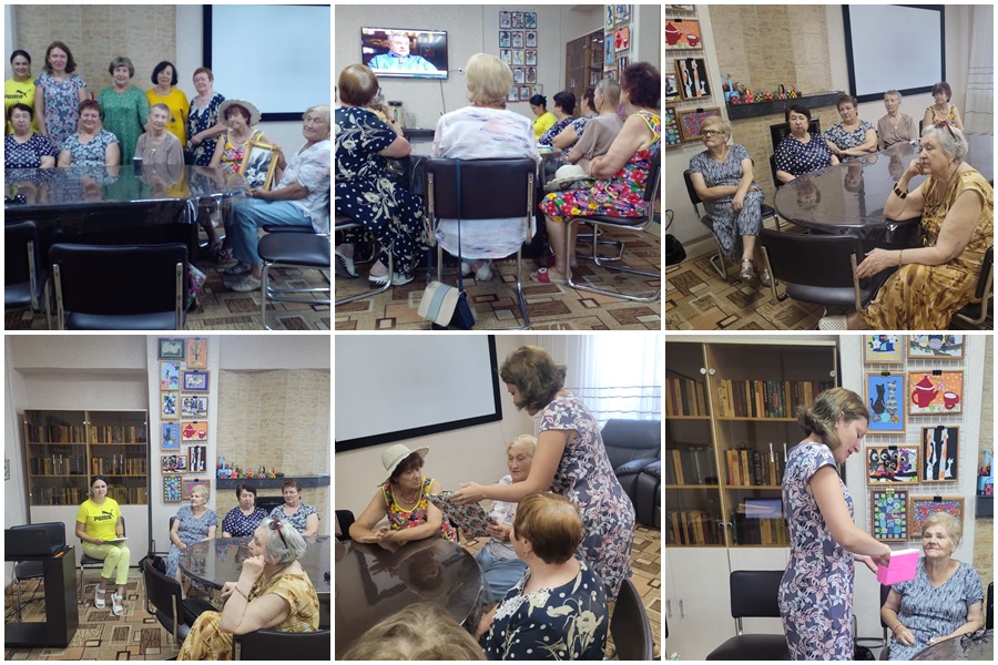 Участницы клуба «Собеседница» слушают рассказ библиотекарей о  творчестве Юлия Соломоновича Гусмана.