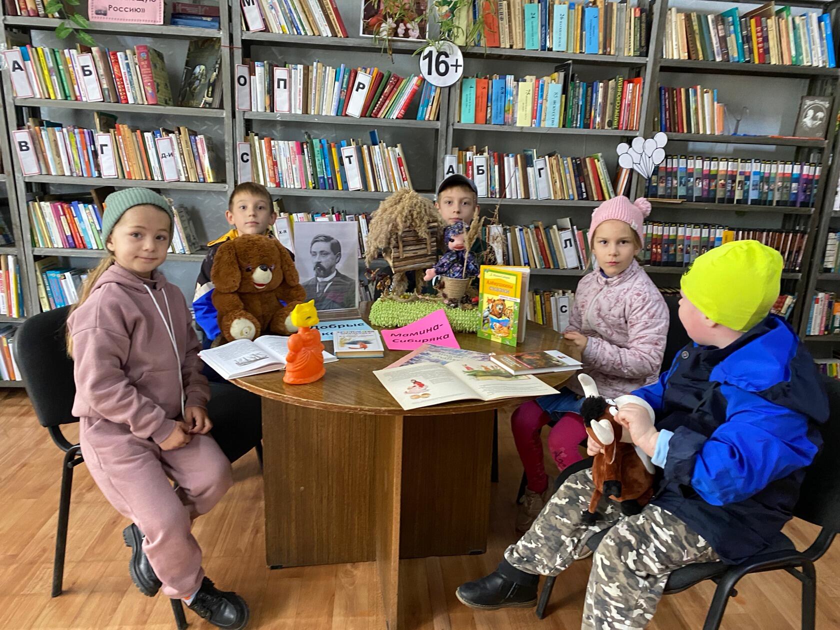 дети слушают «Сказку про Комара Комаровича» и смотрят выставку книг «Добрые сказки Мамина-Сибиряка»