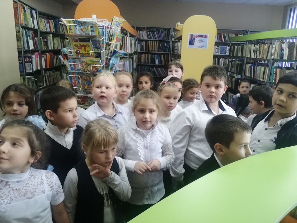 Школьники рассматривают книжную выставку по творчеству Дмитрия Наркисовича Мамина-Сибиряка