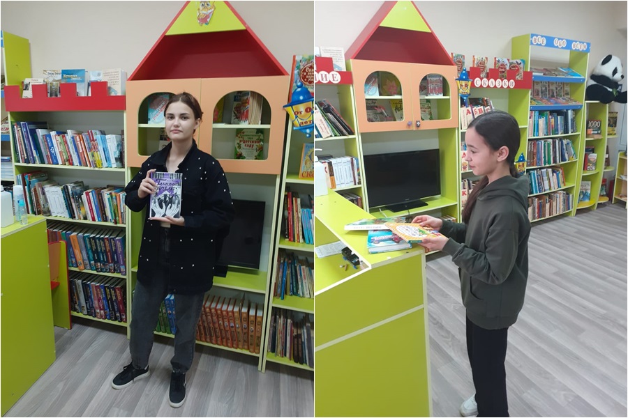 Дети дарят книги библиотеке.